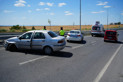 Edirne'de Bariyerlere Çarpan Otomobildeki 2 Kişi Yaralandı