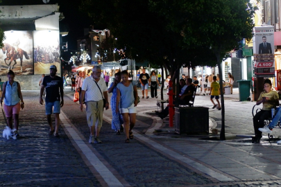 Saraçlar Caddesi'nde 'Serin Hava' Hareketliliği