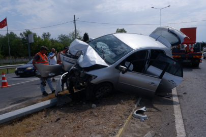 Otomobil Aydınlatma Direğine Çarptı: 3 Yaralı