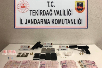 Kasten Öldürme Suçundan Aranan Zanlı Silah, Uyuşturucu ve Paralarla Yakalandı