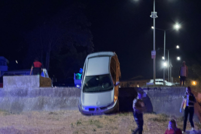 Otomobil Otopark Duvarında Asılı Kaldı, Sürücü 3,93 Promil Alkollü Çıktı