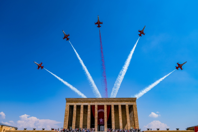 Türk Yıldızları'ndan 30 Ağustos'a Özel Anıtkabir Saygı Uçuşu