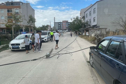 Kapaklı’da Tahta Yüklü Kamyon 2 Direği Devirdi