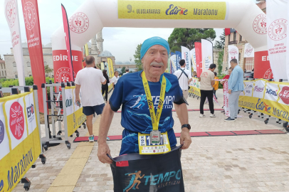 Edirne'deki Maratonda 79 Yaşındaki Poyraz 10 Kilometre Koştu