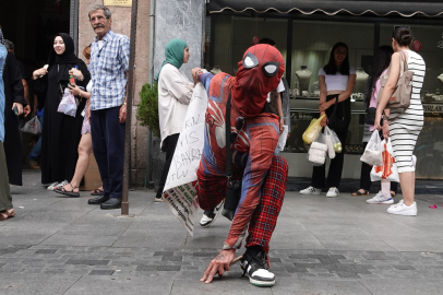 "Örümcek Adam" Kostümüyle Yurdu Gezen Ayaz Koç, Çocuklarla Buluştu