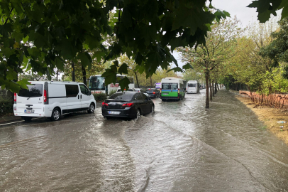 Araçlar Suda Mahsur Kaldı: Koltuk Suya Kapıldı