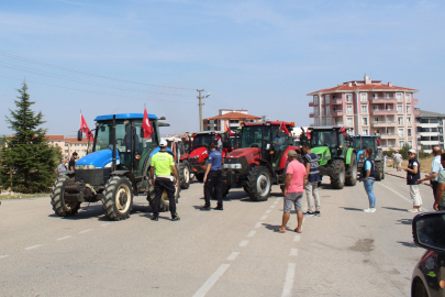 Polis, İzinsiz Çiftçi Eylemi İçin İlçe Merkezine Giren Traktörleri Durdurdu