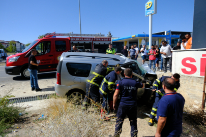 Kırklareli'nde Duvara Çarpan Otomobildeki 1 Kişi Öldü,1 Kişi Yaralandı