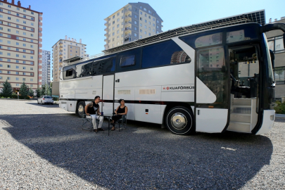 Karavana Dönüştürdükleri Otobüs Hem Evleri Hem İş Yerleri Oldu