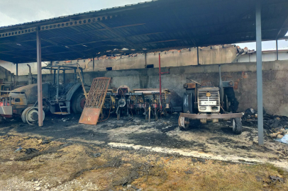 Yangında Traktörler ve Ahırlar Küle Döndü