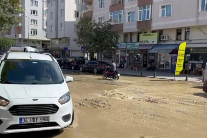 Asfalt Yerinden Söküldü, Cadde Sular Altında Kaldı