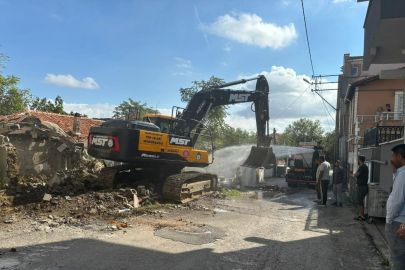 Keşan’da Metruk Bina Ekiplerce Yıkıldı