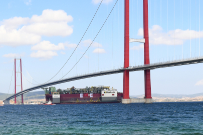 Türkiye'nin İlk Yüzer Doğal Gaz Üretim Platformu Çanakkale Boğazı'ndan Geçti