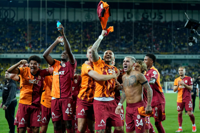 Galatasaraylı Futbolcular  Galibiyeti Taraftarıyla Kutladı