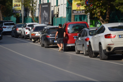 Edirne'nin Otopark Çilesi; Araç Kaldırımda Yaya Yolda