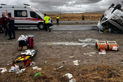 Turistleri Taşıyan Minibüs Takla Attı: 18 Yaralı