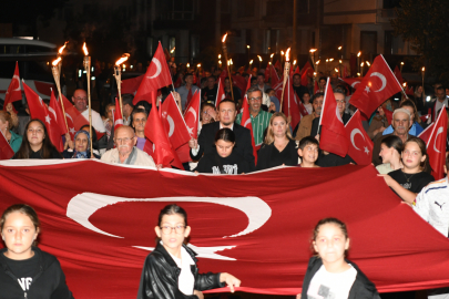 Lapseki'nin Kurtuluşunun 102. Yılında Fener Alayı Düzenlendi