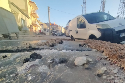 Otomobil, Patlayan Su Borusunun Açtığı Çukura Düştü