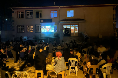 Okul Bahçesinde Açık Hava Sineması