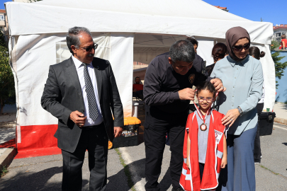 Edirne'de Türk Kızılaydan Okula Kan Bağışçısı Getiren Öğrenciye Madalya