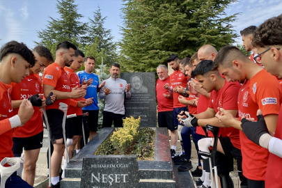 Ampute Milli Futbol Takımı, Neşet Ertaş'ın Kabrini Ziyaret Etti