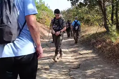 Doğa Yürüyüşçüleri, Patikada Gördükleri Oluklu Kertenkeleyi Görüntüledi