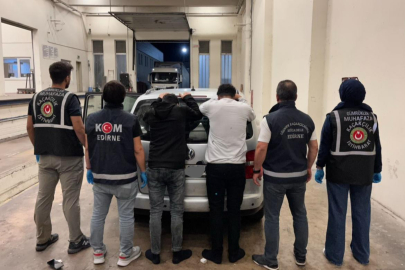 Edirne'de Otomobilin Gizli Bölmesinde 2 Düzensiz Göçmen Yakalandı