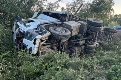 Lüleburgaz'da Devrilen TIR’ın Sürücüsü Kazadan Yara Almadan Kurtuldu