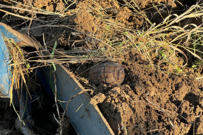 Tarlayı Süren Çiftçi Patlamamış El Bombası Buldu