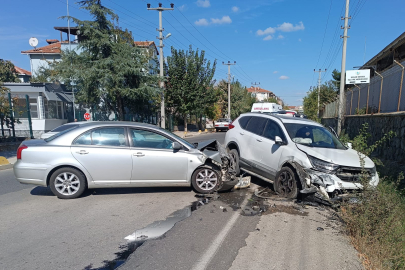 Edirne’de 2 Otomobil Çarpıştı: 1 Yaralı