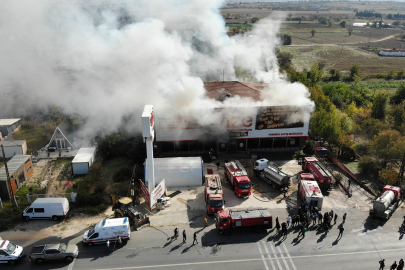 Kırklareli'nde Mobilya Mağazasında Çıkan Yangına Müdahale Sürüyor