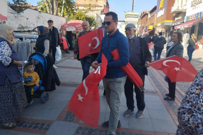 Edirne Belediyesi Saraçlar’da Bayrak Dağıttı