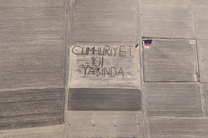 Kırklarelili Çiftçi Tarlasına Pullukla "Cumhuriyet 101 Yaşında" Yazdı