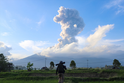 Merapi Yanardağı Kül Püskürttü