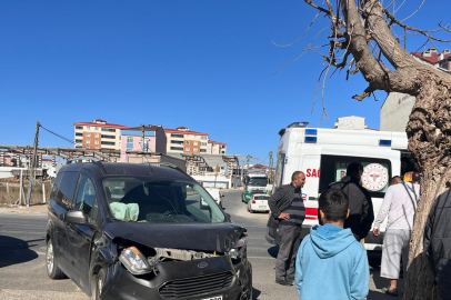 Önce Seyir Halindeki Araca, Sonra Park Halindeki Araca Çarptı