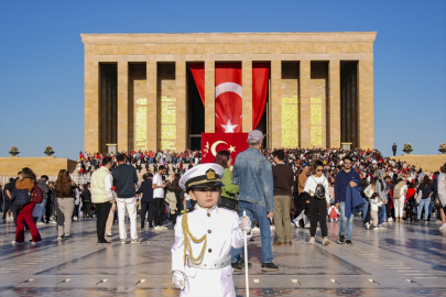 Anıtkabir'de Nöbet Değişimini Taklit Eden Minik Barskan İlgi Odağı Oldu