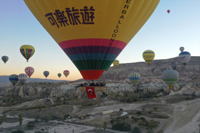 Kapadokya'da Balonlar Türk Bayraklarını Gökyüzünde Dalgalandırdı