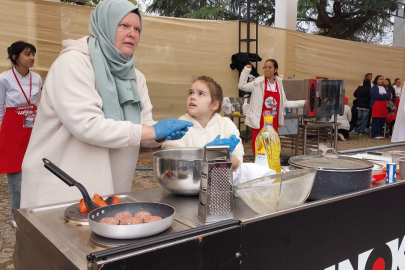 Anneler ve Çocuklar Edirne Köftesi Yaptı