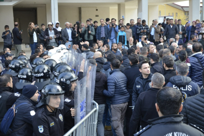 Görevlendirme Yapılan Halfeti Belediyesi Önündeki Taşlı Saldırıda 2 Polis Yaralandı