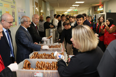 Hatipler’den Öğrencilere Simit ve Ayran İkramı