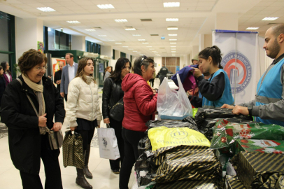 Konsere Bilet Yerine Öğrencilere Yardım İçin Getirdikleri Yeni Ayakkabıları Vererek Girdiler