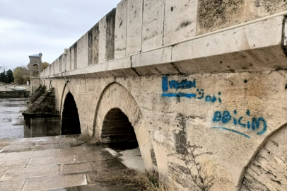 Edirne’nin 409 Yıllık Köprüsüne Sprey Boya!