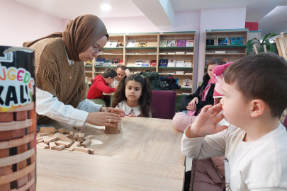 Kütüphanede Çocuklar İçin Jenga Etkinliği