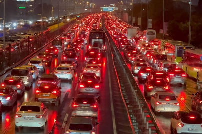 İstanbul'da Haftanın Son Mesai Gününde Trafik Yoğunluğu Yaşanıyor