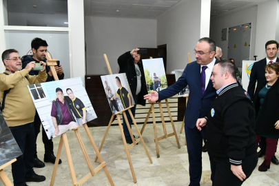 Vali Soytürk TekirDown Melekleri’nin Düzenlediği Fotoğraf Sergisi’ni Ziyaret Etti