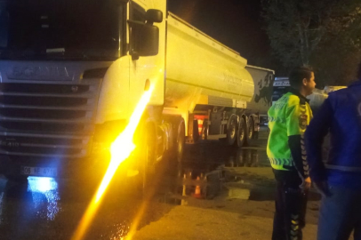 Gelibolu'da Feribot Kuyruğundaki Akaryakıt Tankerinden Yüzlerce Litre Motorin Yola Aktı