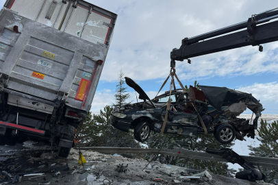 Yolcu Otobüsünün Tır ve Otomobille Çarpıştığı Kazada 30 Kişi Yaralandı