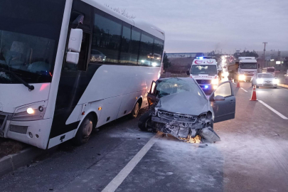 Takla Atan Otomobil, Servis Midibüsüyle Çarpıştı: 1 Ölü, 5 Yaralı