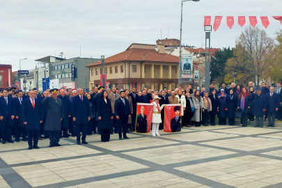 Çelenk Krizine Eleştiriler Sürüyor