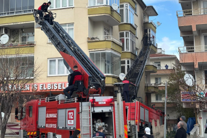 Lüleburgaz’da Apartman Dairesi Yangını: Panik Yaşayan Vatandaşlar İtfaiye Merdivenleriyle İndirildi